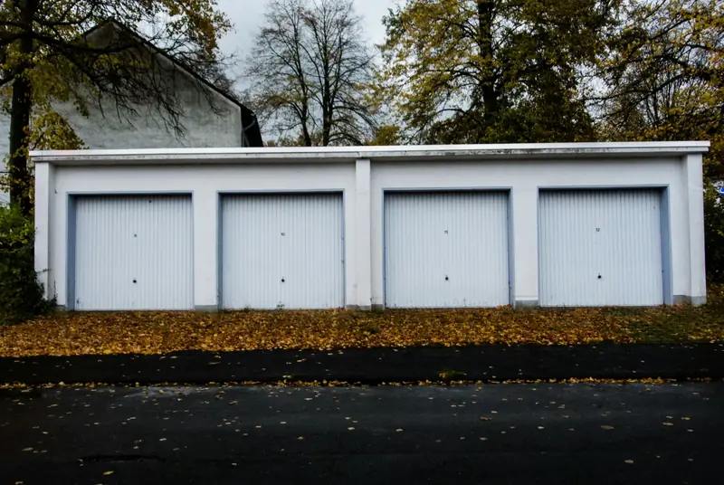 Block aus Betonfertiggaragen mit vier Toren